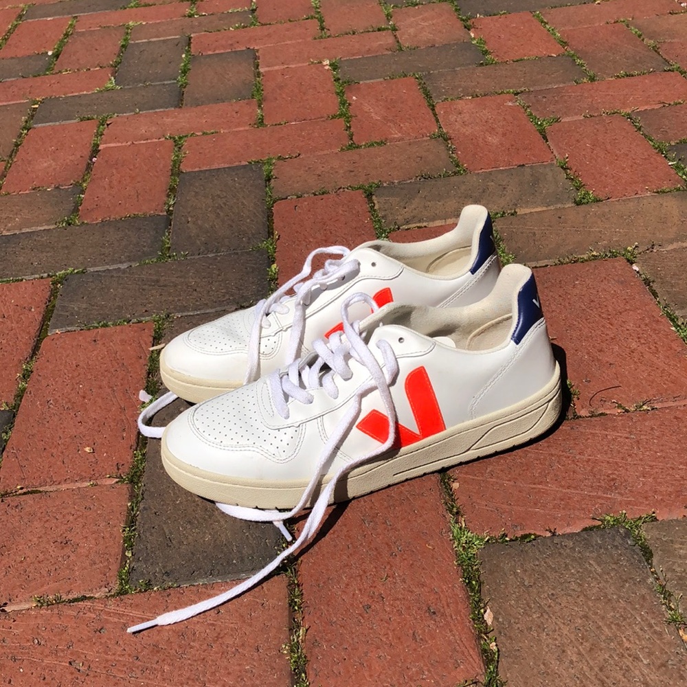 Worn like twice / basically new Vejas!